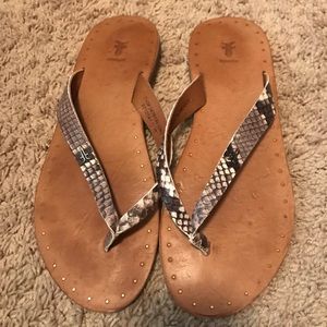 Frye ally logo flip flop size 7.5 Only worn twice!